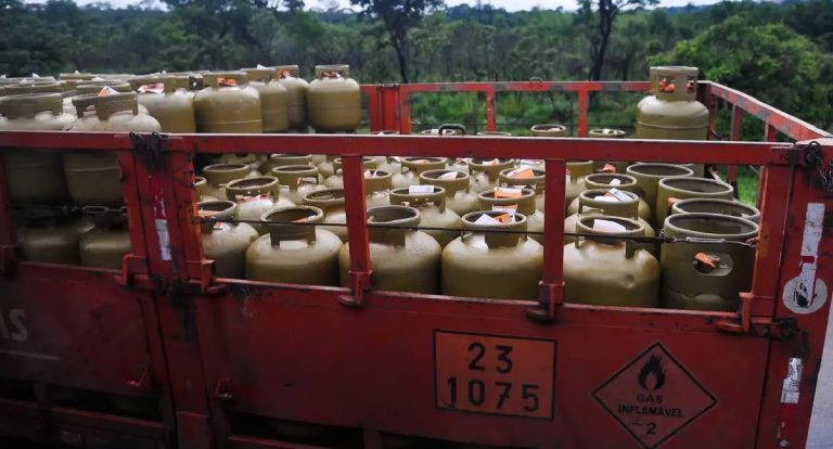 Gás gratuito para 1 milhão de famílias começa a ser entregue
