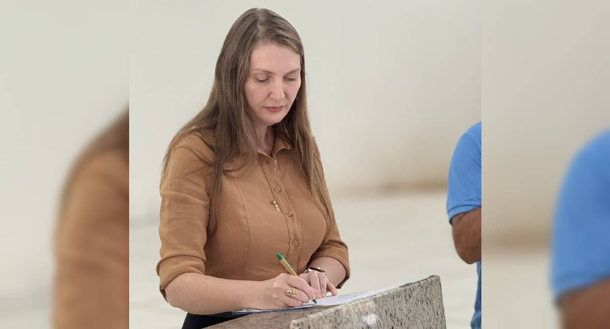 Gislaine Lebrinha acompanha uso de escavadeira em Rio Crespo