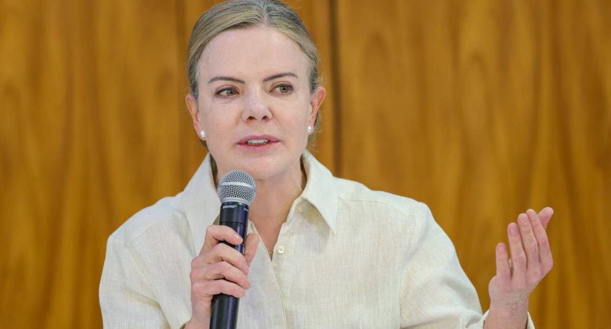 Gleisi Hoffmann manifesta apoio a Claudia Sheinbaum após assédio