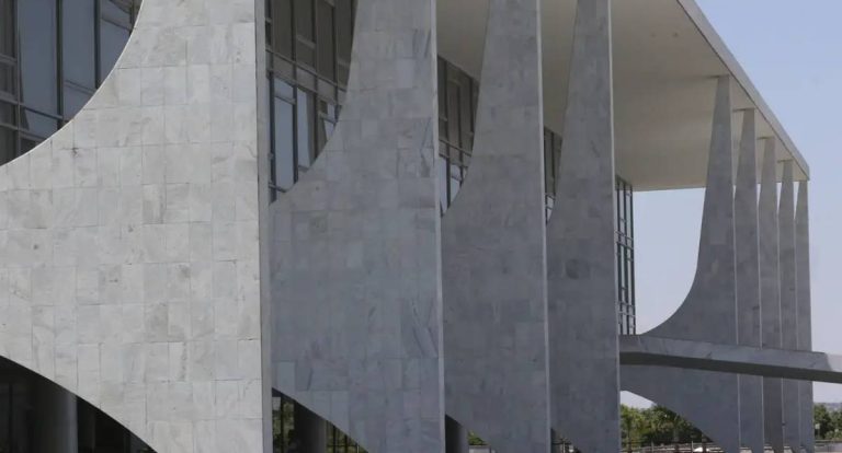 Governo proíbe uso de linguagem neutra em documentos oficiais