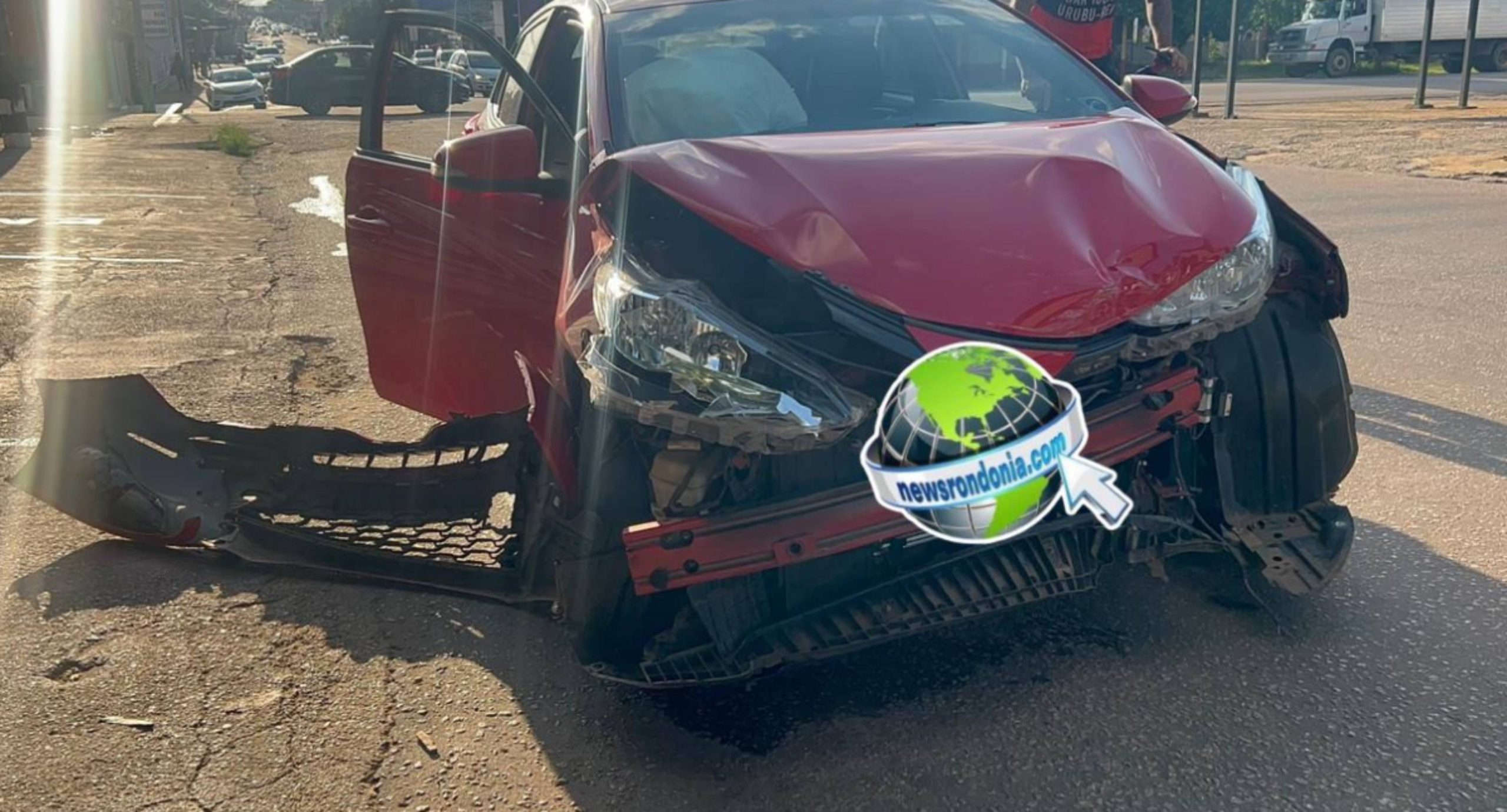 HB20 capota em acidente na Avenida Abunã