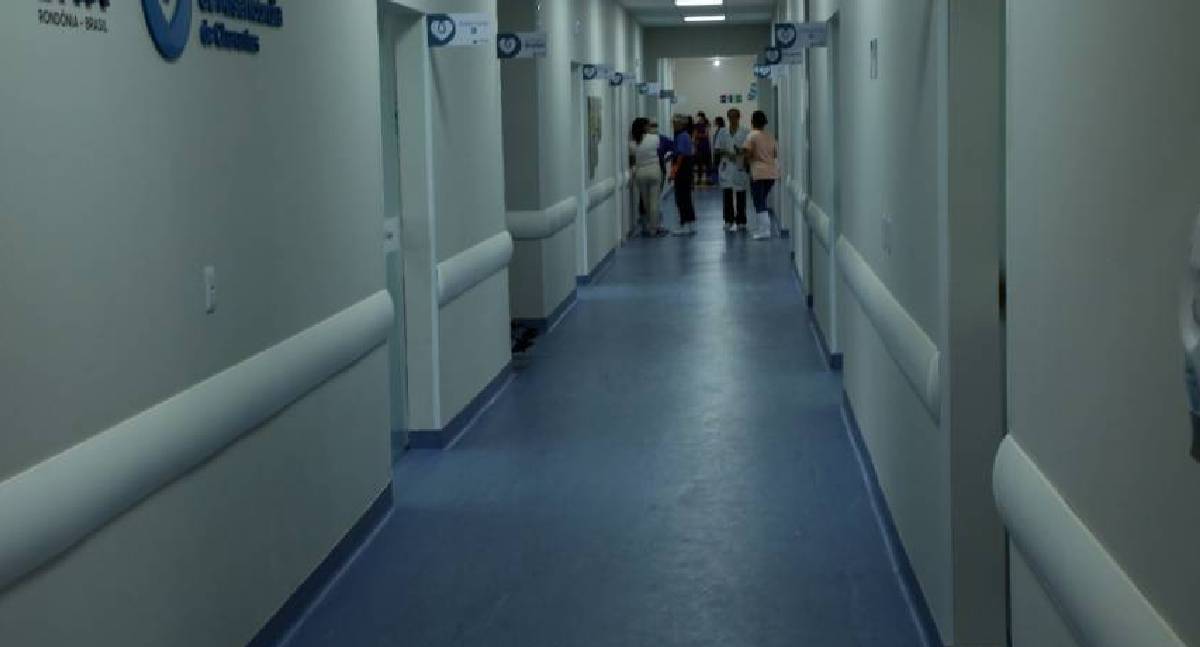 Homem com tornozeleira eletrônica é flagrado fora do horário e desafia policiais em RO