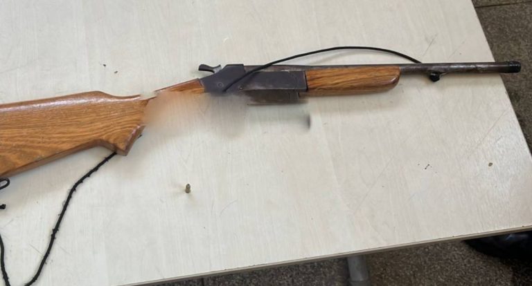 Homem descumpre medida protetiva, ameaça ex e é preso com espingarda