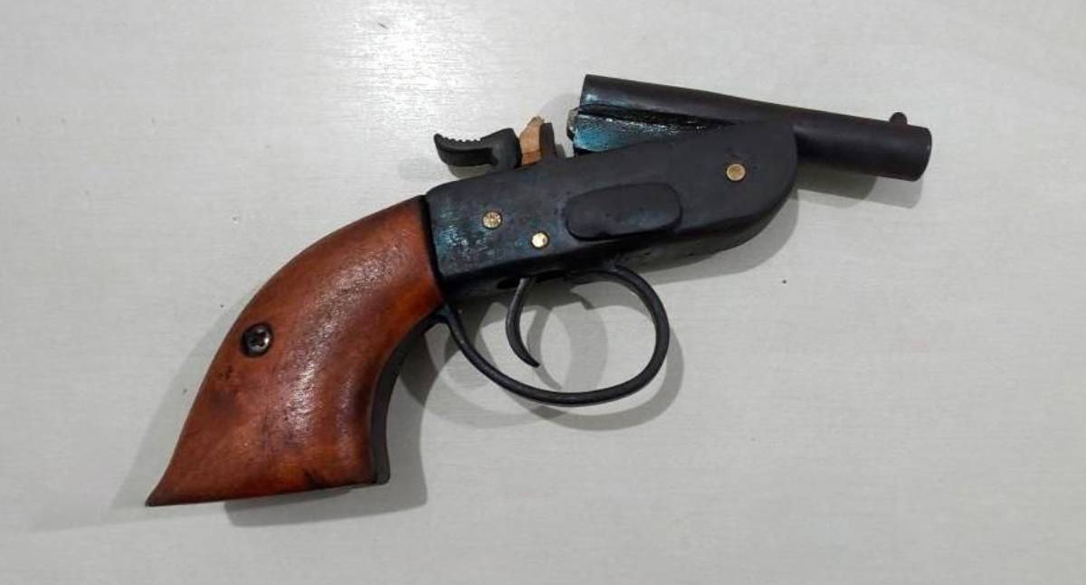 Homem embriagado é preso com garrucha após ameaçar mulher em RO