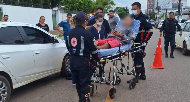 Idoso fica ferido em colisão entre moto e carro de aplicativo na região central de Porto Velho