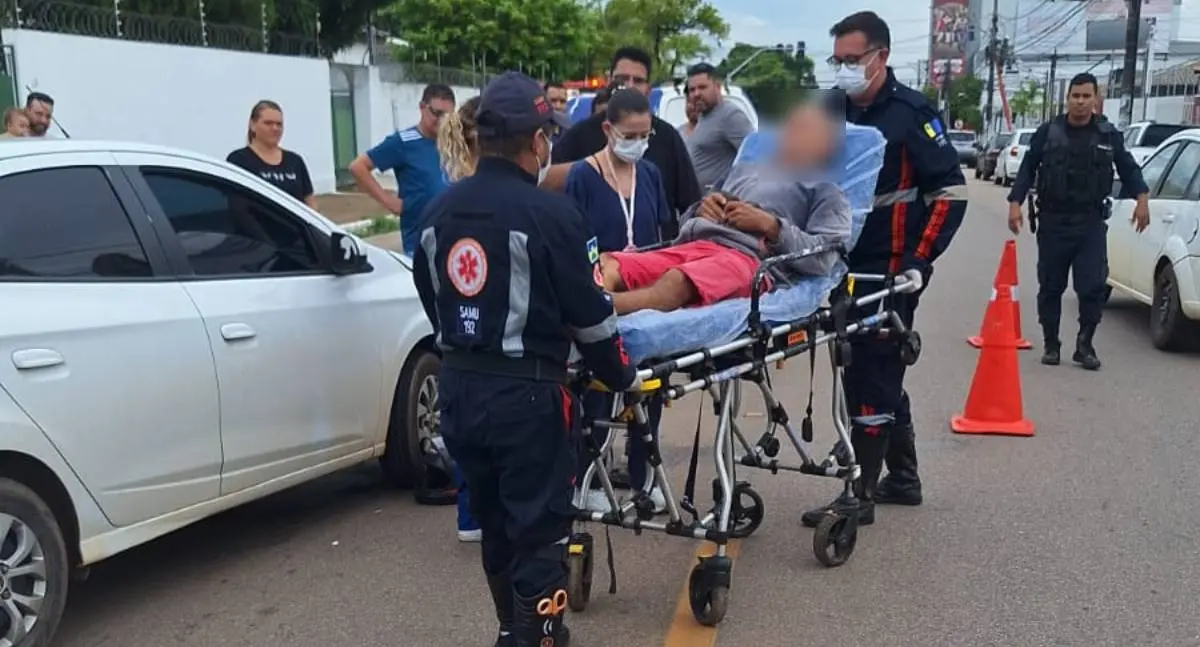 Idoso fica ferido em colisão entre moto e carro de aplicativo na região central de Porto Velho
