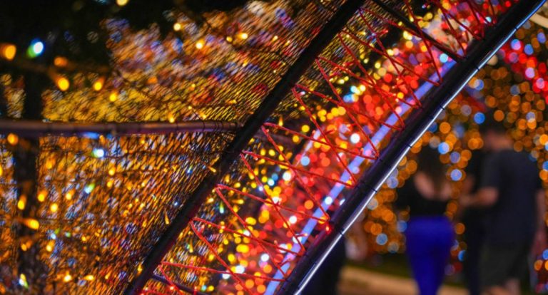 Iluminação natalina é retomada e transforma avenidas de Porto Velho em cenário festivo