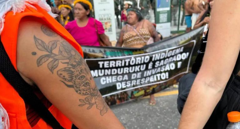 Indígenas Munduruku protestam na COP30 e cobram diálogo com o presidente Lula