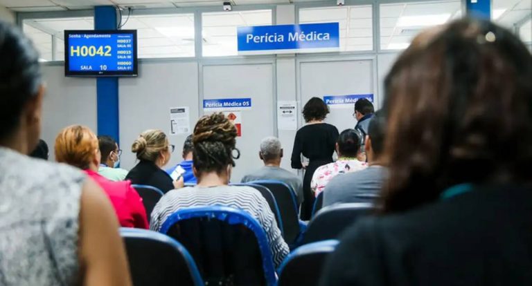 INSS cria comitê para reduzir fila de 2,8 milhões de pedidos de benefícios