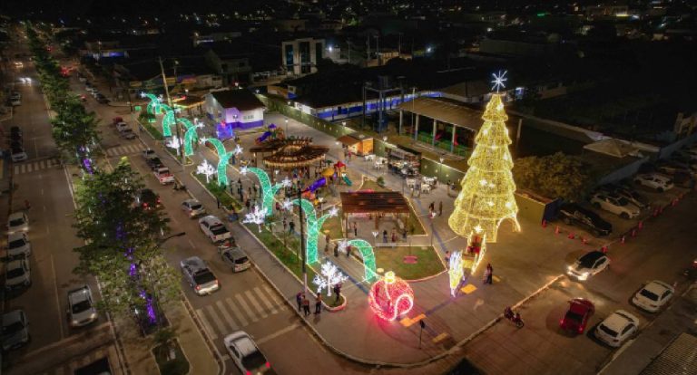 Jaru acende iluminação natalina nas praças Dom Pedro e Parque da Baixada
