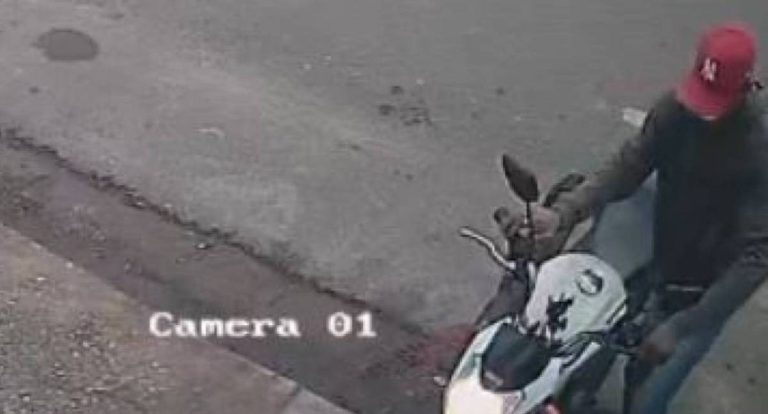 Ladrão furta motocicleta deixada com chave na ignição em avenida central