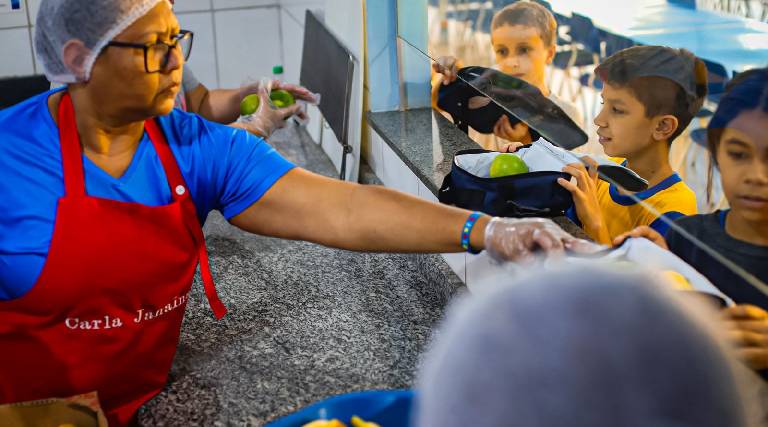 Lanche Extra: Frutas semanais fortalecem vínculo entre famílias e escolas