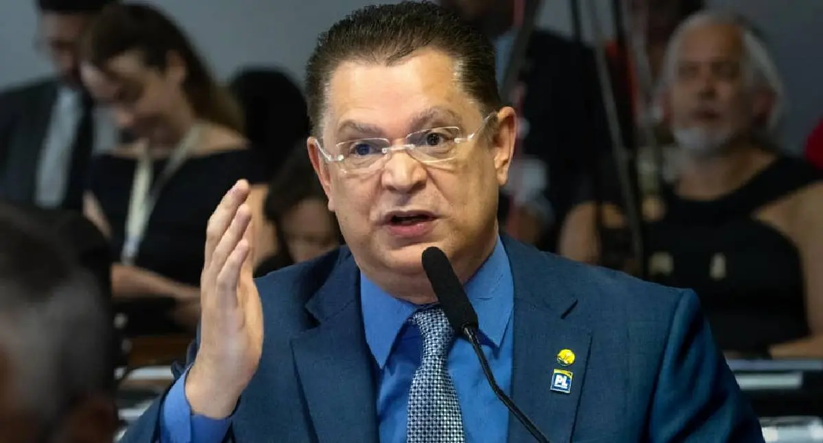 Líder do PL homenageia deputado Coronel Chrisóstomo em sessão da CPMI