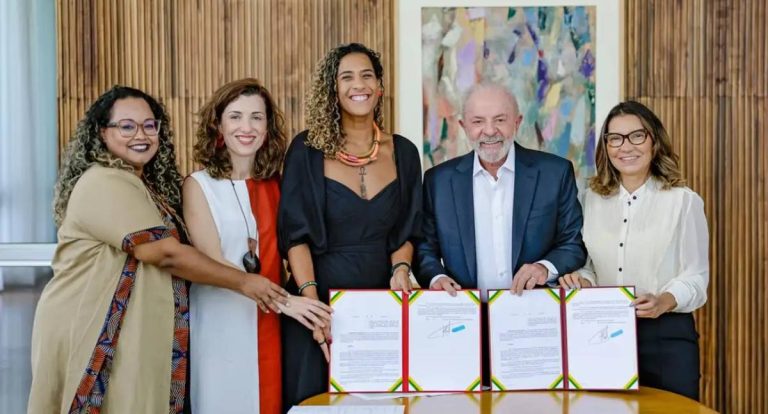 Lula assina 28 decretos para regularização de territórios quilombolas