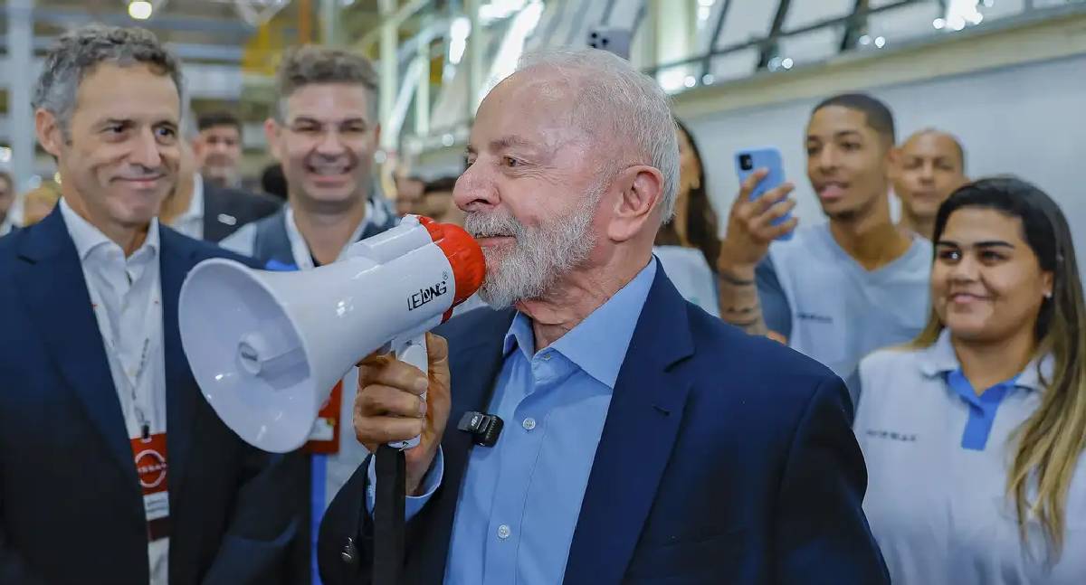 Lula assina decreto que moderniza o PAT e impõe limites em taxas de vale-alimentação/refeição