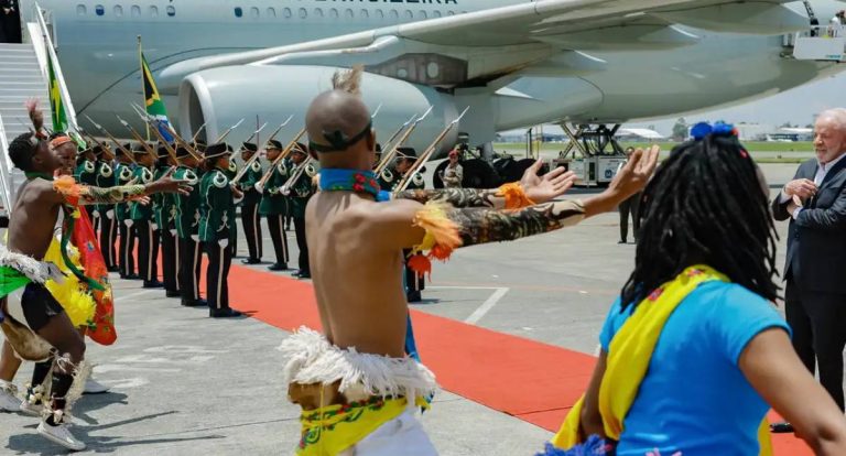 Lula desembarca na África do Sul para Cúpula do G20 com foco em minerais críticos