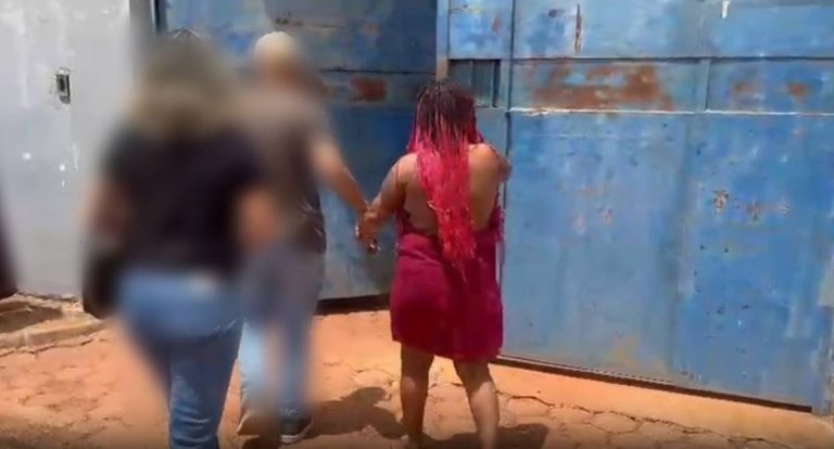 Mãe de crianças mortas em incêndio é presa após contradição em depoimento em RO