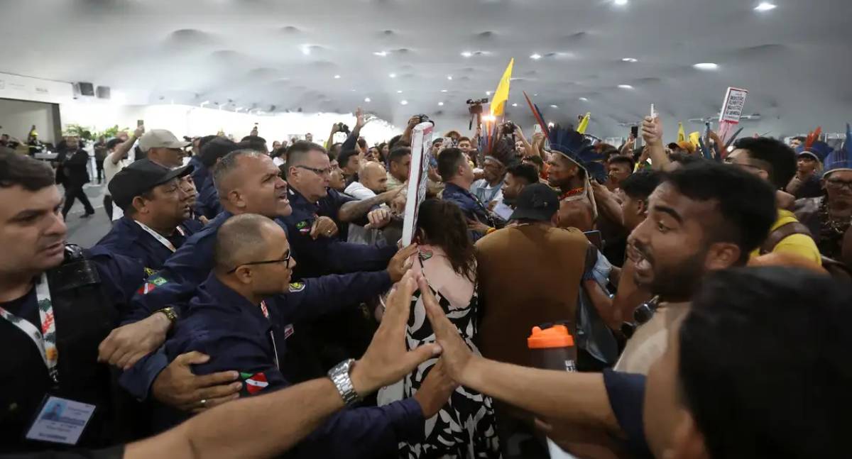 Manifestantes confrontam segurança ao tentar invadir Zona Azul da COP30