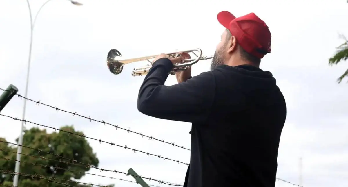 Manifestantes pró e contra Bolsonaro se reúnem na Polícia Federal