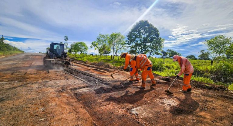 Manutenção asfáltica avança em 9 km da RO-479 rumo ao distrito Estrela de Rondônia