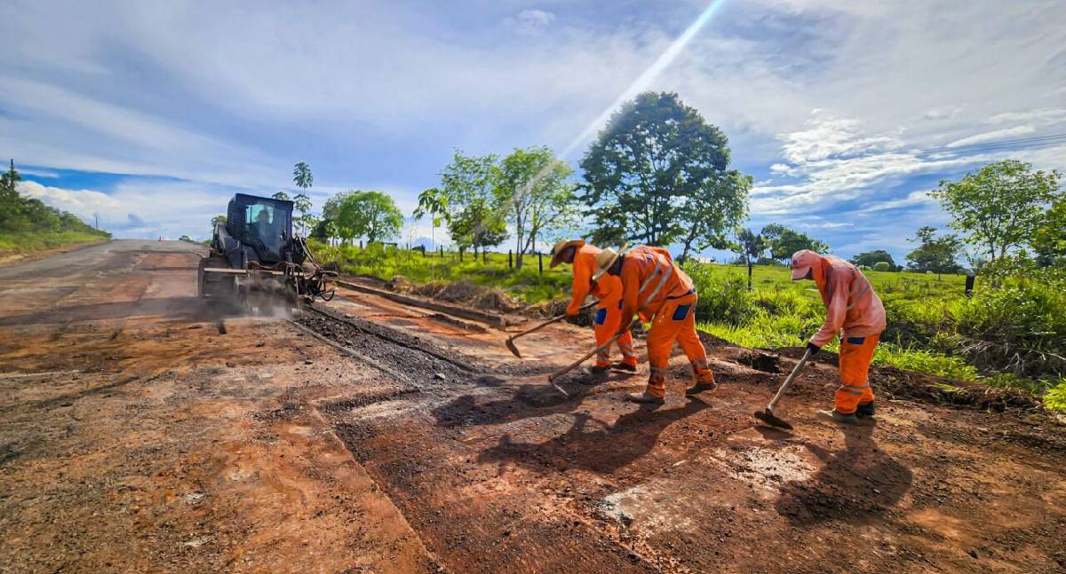 Manutenção asfáltica avança em 9 km da RO-479 rumo ao distrito Estrela de Rondônia