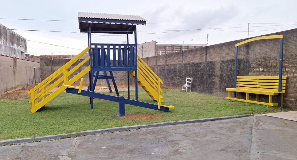 Mão de obra reeducanda transforma madeira em parquinho para abrigo infantil em Buritis
