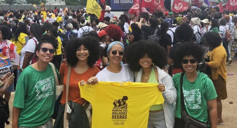 Marcha das Mulheres Negras reúne 500 mil em Brasília por reparação