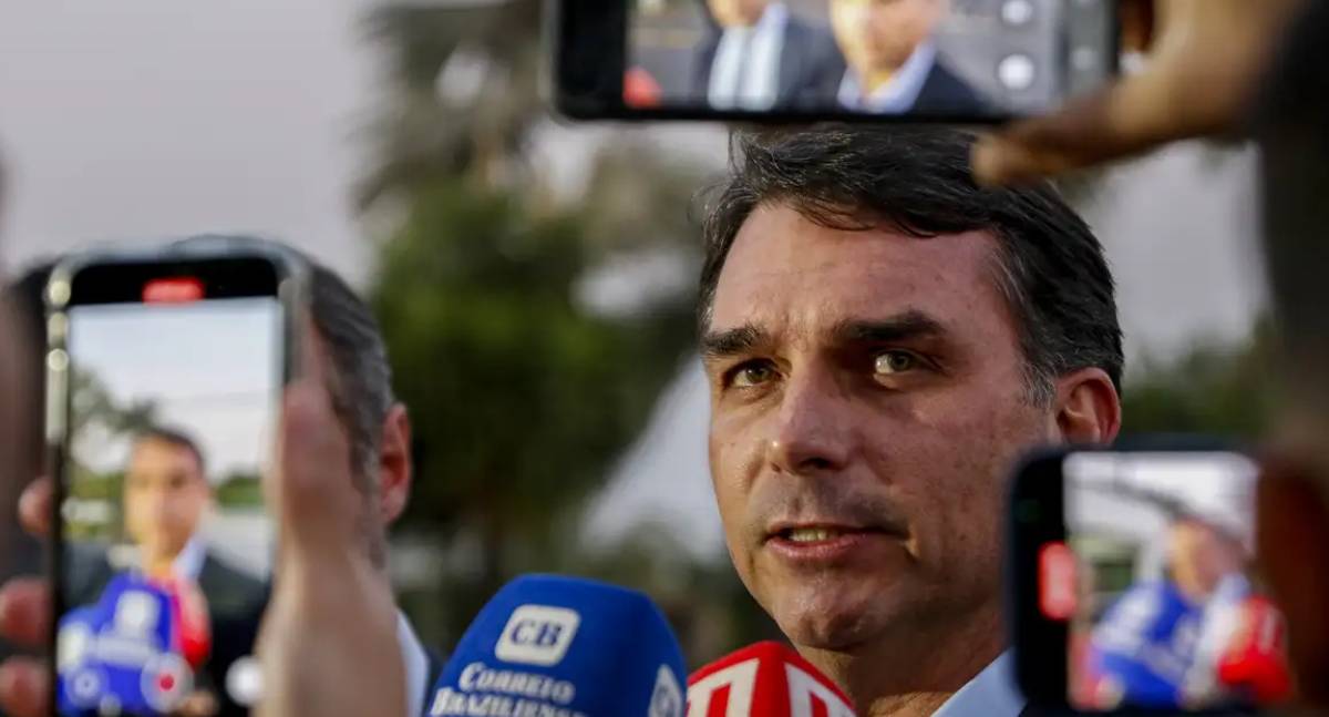 Moraes autoriza visita de filhos de Bolsonaro na Polícia Federal