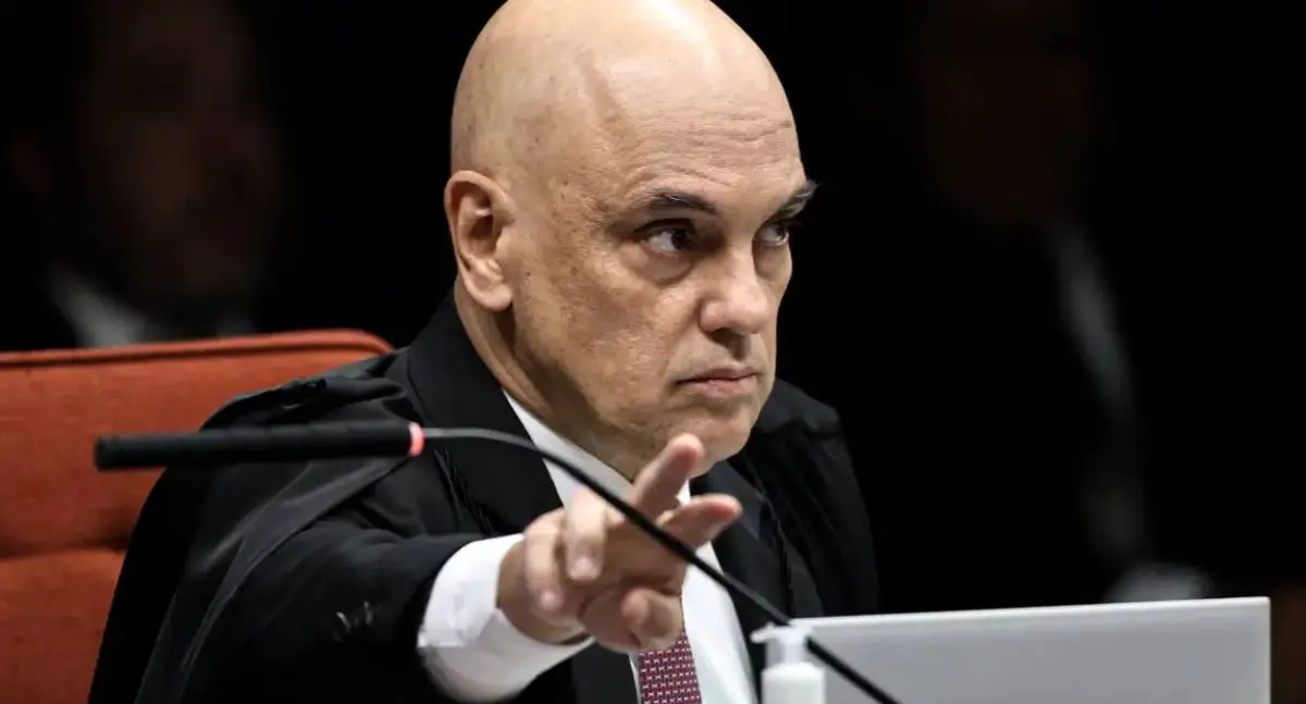 Moraes cobra explicações sobre uso de celular por Nikolas em visita a Bolsonaro
