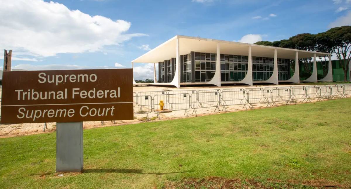 Moraes e Dino votam para manter prisão de Bolsonaro, aguardando Cármen Lúcia e Zanin