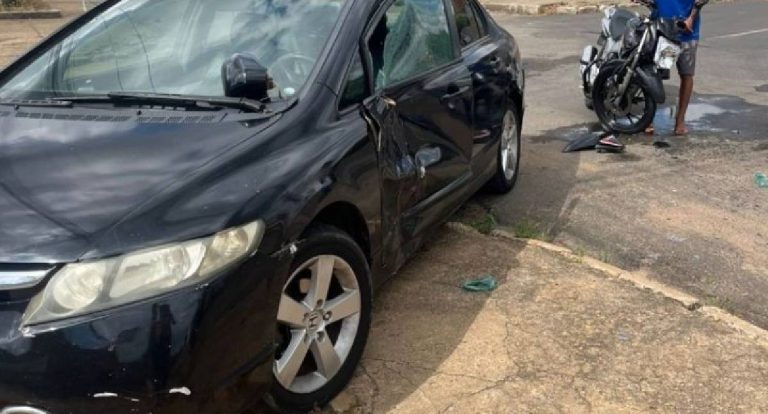 Moto atinge carro após avanço de preferencial na T-21 em Ji-Paraná