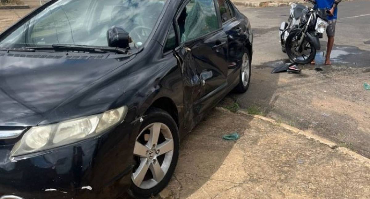 Moto atinge carro após avanço de preferencial na T-21 em Ji-Paraná