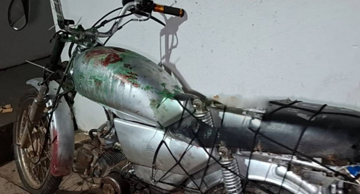 Motocicleta abandonada com placa adulterada é apreendida em RO