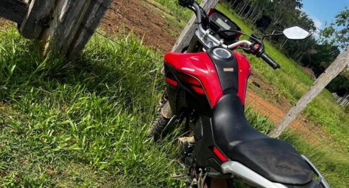 Motociclista foge da PM em alta velocidade e abandona veículo em mata