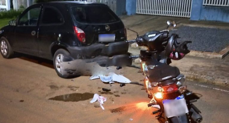 Motociclista se fere após colidir em carro estacionado em RO