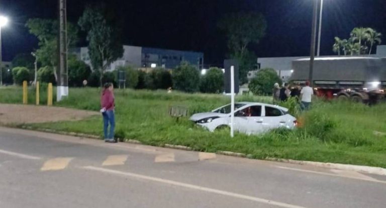 Motorista bêbado atravessa rotatória e abandona carro na BR-364