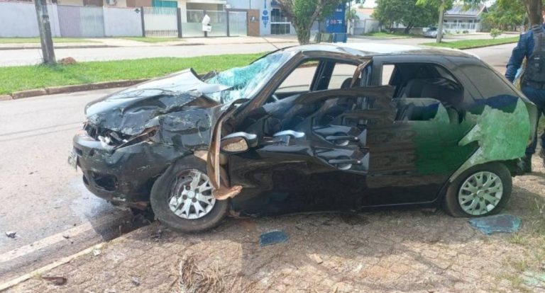 Motorista colide violentamente contra muro de escola em RO