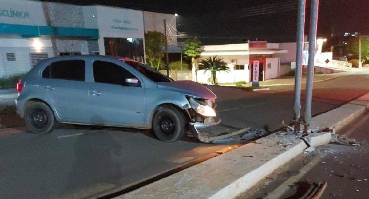 Motorista fica levemente ferido após acidente com colisão em poste