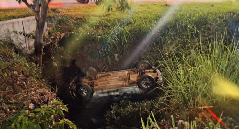 Motorista perde controle e cai com Palio em vala na Avenida Jorge Teixeira