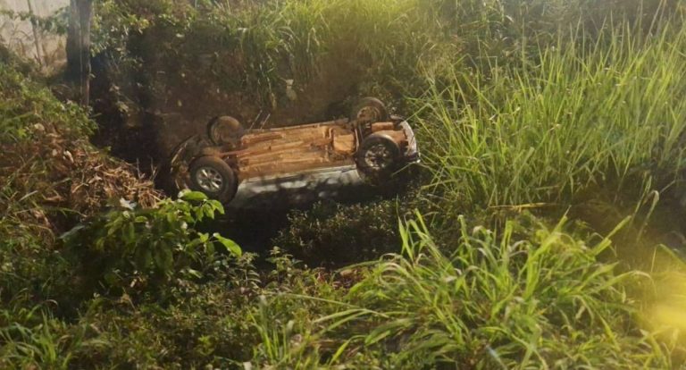 Motorista perde o controle e cai com Palio dentro de vala em Porto Velho