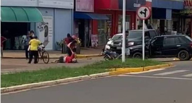 Mulher com crianças é atingida por carro e sofre fratura em RO