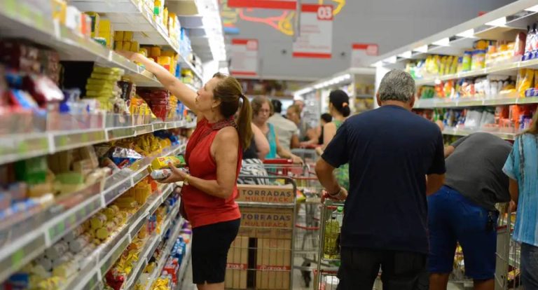 Novo decreto do vale-alimentação ajuda no combate à inflação, diz Abras