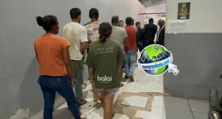 Ônibus com presos da Operação Godo chega ao Departamento de Flagrantes