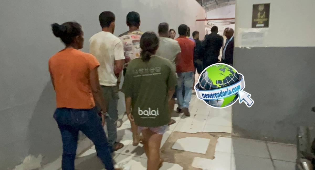 Ônibus com presos da Operação Godo chega ao Departamento de Flagrantes