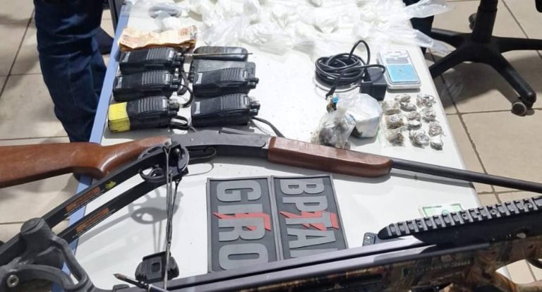 Operação da PM prende três suspeitos com arsenal e drogas no Mocambo