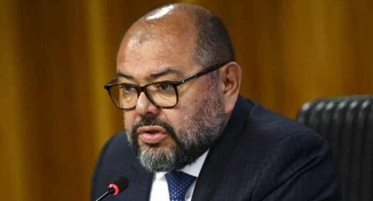 PF aponta ex-ministro de Bolsonaro como pilar de esquema de desvios no INSS