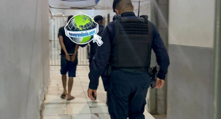 PM flagra adolescente armado antes de fazer assalto em parada de ônibus