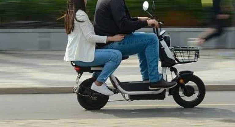 Polícia Militar aborda adolescentes pilotando "motinhas" ilegais em RO