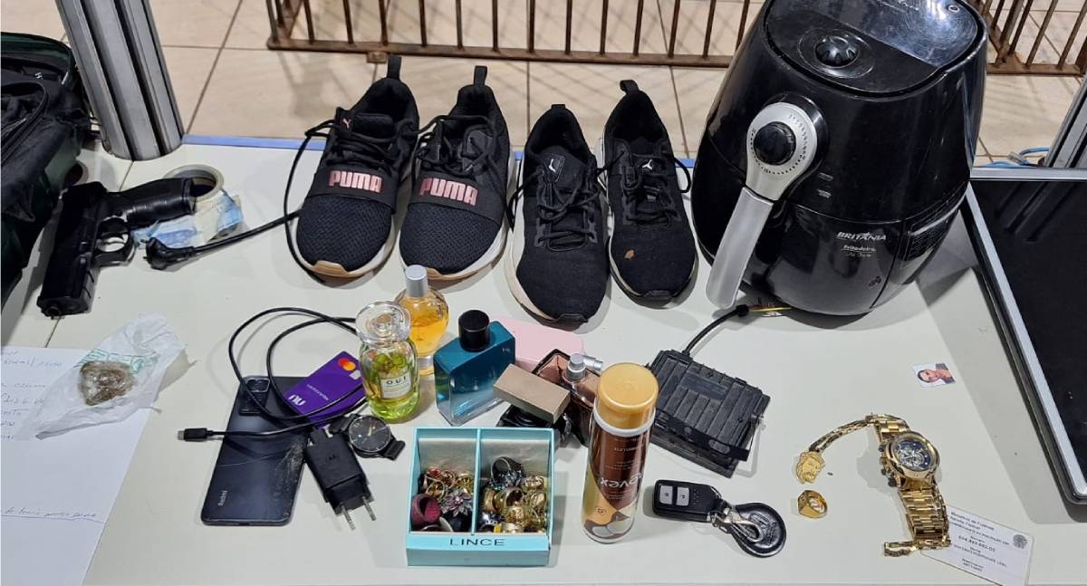 Polícia prende suspeito e recupera bens de servidora feita refém em assalto