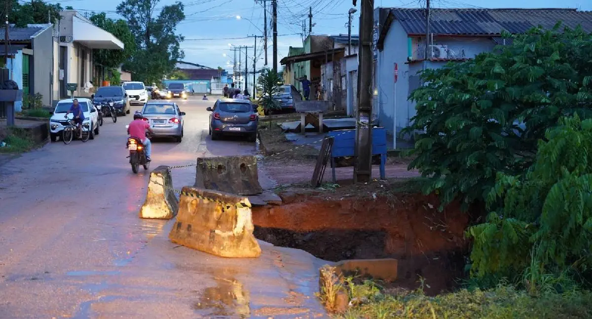 Prefeitura atua em pontos críticos para conter alagações em Porto Velho